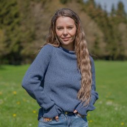 Flot indigo bl JURMO striktrje til kvinder i 100 procent uld - Fra WOOLWEAR of Scandinavia.