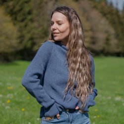 Flot indigo bl JURMO striktrje til kvinder i 100 procent uld - Fra WOOLWEAR of Scandinavia.