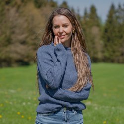 Flot indigo bl JURMO striktrje til kvinder i 100 procent uld - Fra WOOLWEAR of Scandinavia.