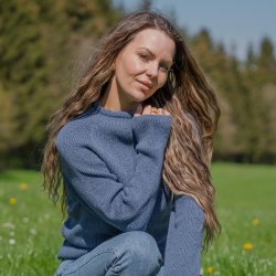 Flot indigo bl JURMO striktrje til kvinder i 100 procent uld - Fra WOOLWEAR of Scandinavia.