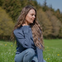 Flot indigo bl JURMO striktrje til kvinder i 100 procent uld - Fra WOOLWEAR of Scandinavia.