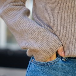 Klassisk beige - JURMO striktrje i 100 % uld til kvinder - Fra WOOLWEAR of Scandinavia