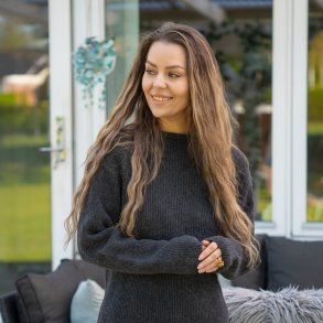 Klassisk koksgr JURMO striktrje i 100% uld til kvinder - Fra WOOLWEAR of Scandinavia