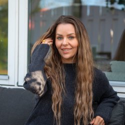 Klassisk koksgr JURMO striktrje i 100% uld til kvinder - Fra WOOLWEAR of Scandinavia