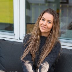 Klassisk koksgr JURMO striktrje i 100% uld til kvinder - Fra WOOLWEAR of Scandinavia