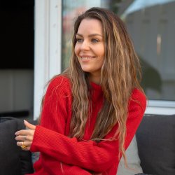 Lkker rd JURMO striktrje i 100% uld til kvinder - Fra WOOLWEAR of Scandinavia