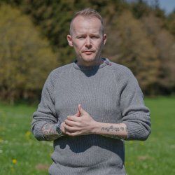 Flot gr JURMO striktrje i 100% uld til mnd - Fra WOOLWEAR of Scandinavia