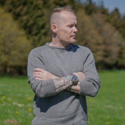 Flot gr JURMO striktrje i 100% uld til mnd - Fra WOOLWEAR of Scandinavia