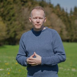 Flot indigo bl JURMO striktrje i 100% uld - Fra WOOLWEAR of Scandinavia