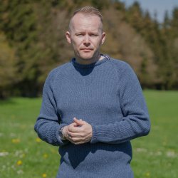 Flot indigo bl JURMO striktrje i 100% uld - Fra WOOLWEAR of Scandinavia