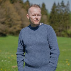 Flot indigo bl JURMO striktrje i 100% uld - Fra WOOLWEAR of Scandinavia