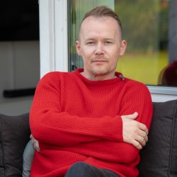 Flot rd JURMO striktrje i 100% uld til manden - Fra WOOLWEAR of Scandinavia