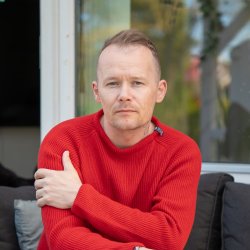 Flot rd JURMO striktrje i 100% uld til manden - Fra WOOLWEAR of Scandinavia