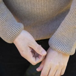 Klassisk beige - JURMO striktrje i 100% uld til mnd - Fra WOOLWEAR of Scandinavia