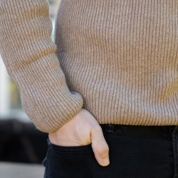 Klassisk beige - JURMO striktrje i 100% uld til mnd - Fra WOOLWEAR of Scandinavia