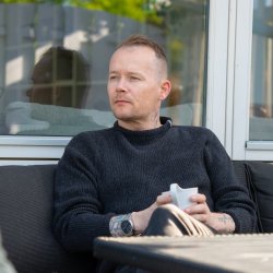 Klassisk koksgr JURMO striktrje i 100% uld til mnd - Fra WOOLWEAR of Scandinavia