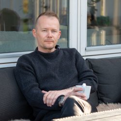 Klassisk koksgr JURMO striktrje i 100% uld til mnd - Fra WOOLWEAR of Scandinavia