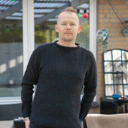 Klassisk koksgr JURMO striktrje i 100% uld til mnd - Fra WOOLWEAR of Scandinavia