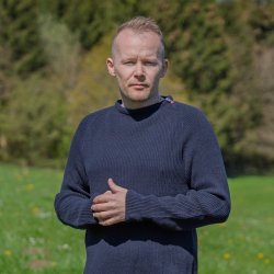 Navy bl JURMO striktrje i 100% uld til manden - Fra WOOLWEAR of Scandinavia