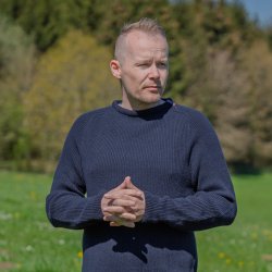 Navy bl JURMO striktrje i 100% uld til manden - Fra WOOLWEAR of Scandinavia