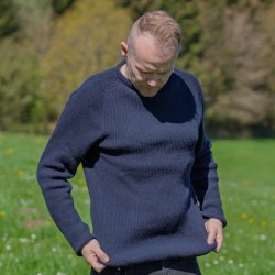 Navy bl JURMO striktrje i 100% uld til manden - Fra WOOLWEAR of Scandinavia