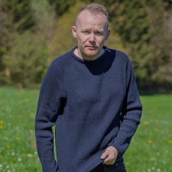 Navy bl JURMO striktrje i 100% uld til manden - Fra WOOLWEAR of Scandinavia