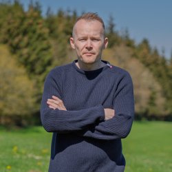 Navy bl JURMO striktrje i 100% uld til manden - Fra WOOLWEAR of Scandinavia