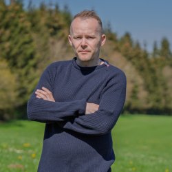 Navy bl JURMO striktrje i 100% uld til manden - Fra WOOLWEAR of Scandinavia