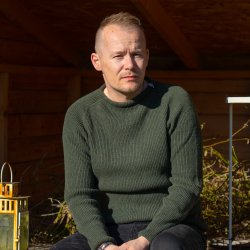 Pine-green JURMO striktrje i 100% uld til manden - Fra WOOLWEAR of Scandinavia