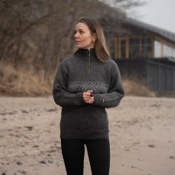 Klassisk Norsk uldtrje i koks, med klassisk lys mnster, til kvinder