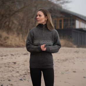 Klassisk Norsk uldtrje i koks, med klassisk lys mnster, til kvinder