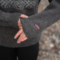 Klassisk Norsk uldtrje i koks, med klassisk lys mnster, til kvinder