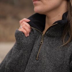 Klassisk Norsk uldtrje i koks, med klassisk lys mnster, til kvinder