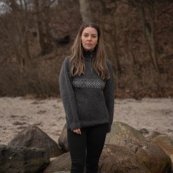 Klassisk Norsk uldtrje i koks, med klassisk lys mnster, til kvinder