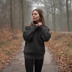 Klassisk norsk strik i 100% ren ny uld i koksgr til kvinder