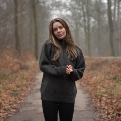 Klassisk norsk strik i 100% ren ny uld i koksgr til kvinder