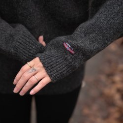 Klassisk norsk strik i 100% ren ny uld i koksgr til kvinder