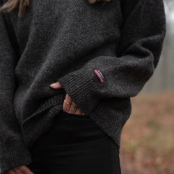 Klassisk norsk strik i 100% ren ny uld i koksgr til kvinder