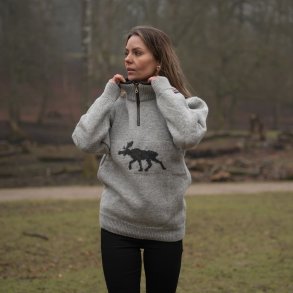 Lys gr uldtrje med mrk elg motiv til kvinder