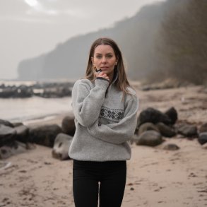 Norsk uld striktrje i lys gr med klassisk is stjerne mnster til kvinder. 