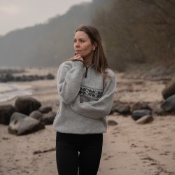 Norsk uld striktrje i lys gr med klassisk is stjerne mnster til kvinder. 