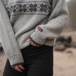 Norsk uld striktrje i lys gr med klassisk is stjerne mnster til kvinder. 