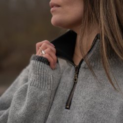 Norsk uld striktrje i lys gr med klassisk is stjerne mnster til kvinder. 