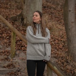 Norsk uld striktrje i lys gr med klassisk is stjerne mnster til kvinder. 