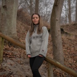 Norsk uld striktrje i lys gr med klassisk is stjerne mnster til kvinder. 