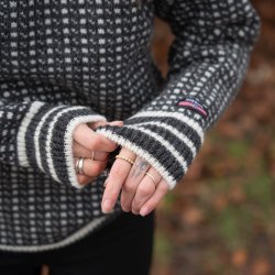 Striktrje med originalt Islandsk mnster af 100 % ren uld til kvinder