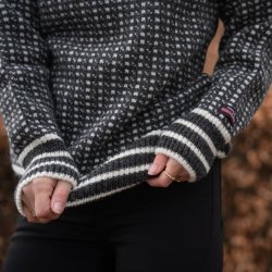 Striktrje med originalt Islandsk mnster af 100 % ren uld til kvinder