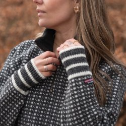 Striktrje med originalt Islandsk mnster af 100 % ren uld til kvinder