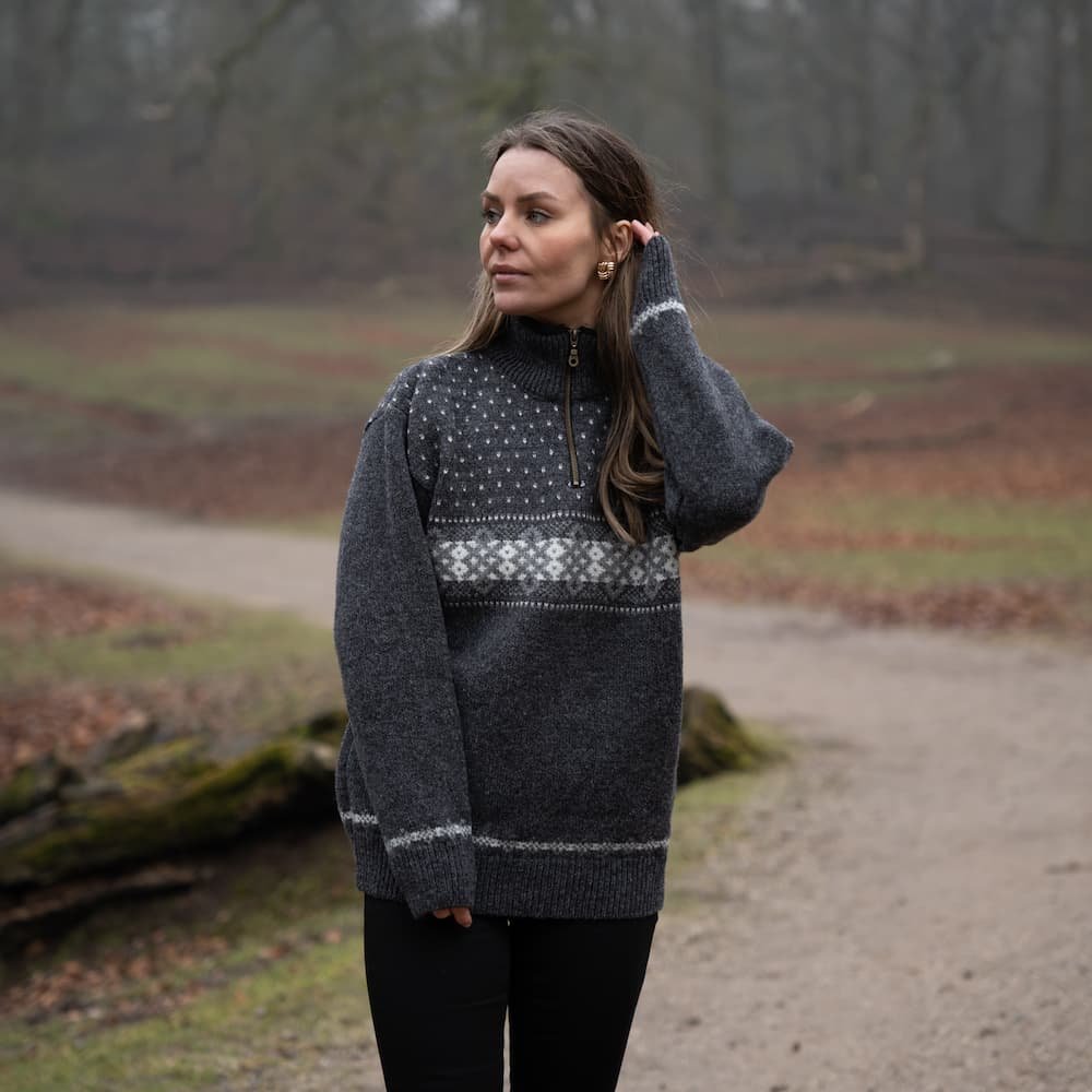 Uldsweater fra Norwool i koks med flot mnster