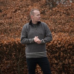 Striktrje i originalt frsk mnster af 100% ren uld, til mnd
